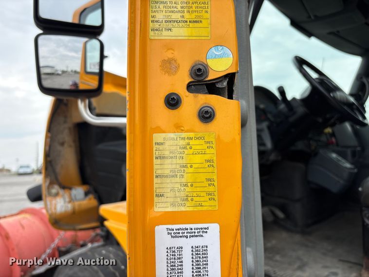image for item FG0573 2006 International 7400 dump truck