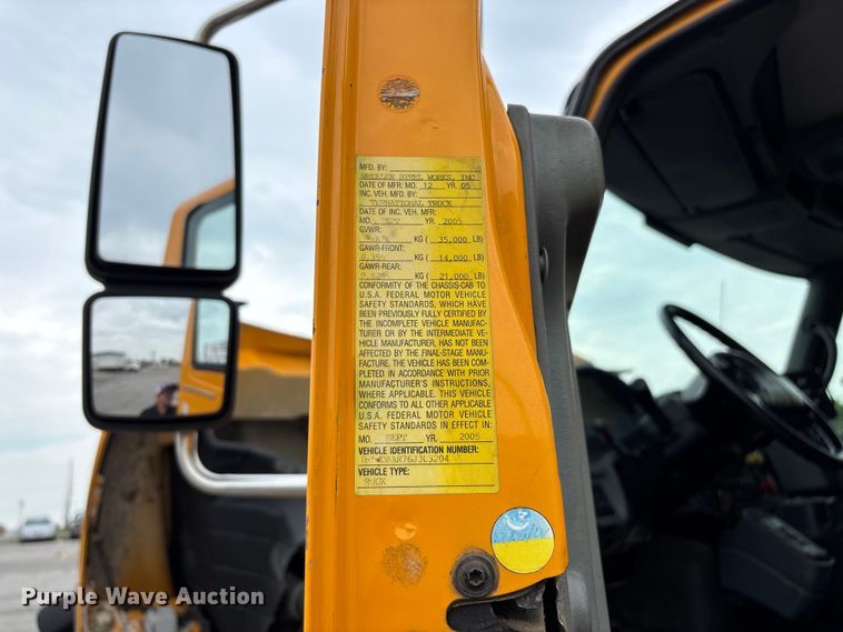 image for item FG0573 2006 International 7400 dump truck
