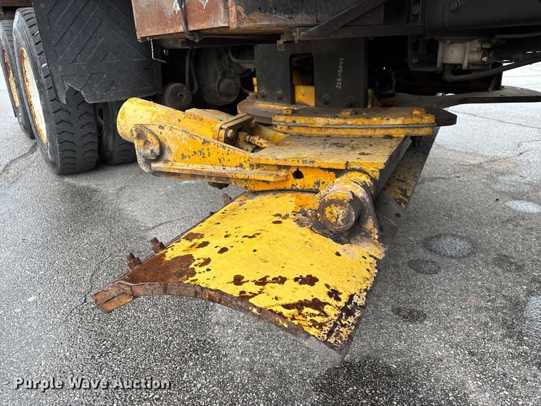 image for item FG0578 2010 International 7500 SFA dump truck