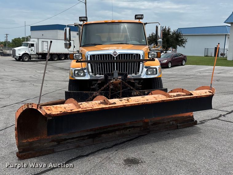 image for item FG0579 2005 International 7400 Crew Cab dump truck