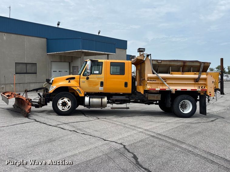 image for item FG0579 2005 International 7400 Crew Cab dump truck