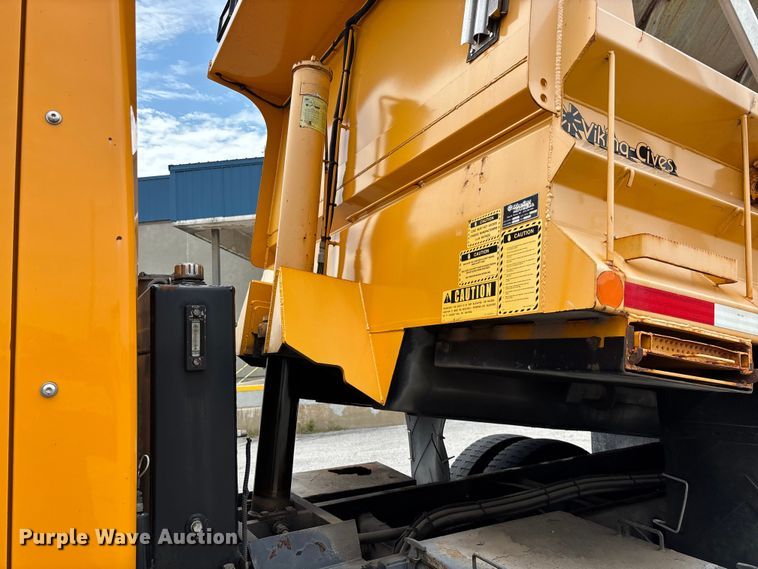 image for item FG0579 2005 International 7400 Crew Cab dump truck