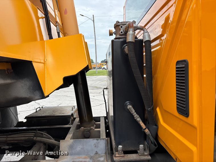 image for item FG0579 2005 International 7400 Crew Cab dump truck