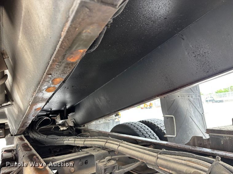 image for item FG0579 2005 International 7400 Crew Cab dump truck