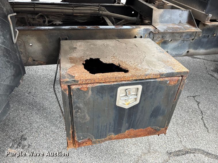 image for item FG0579 2005 International 7400 Crew Cab dump truck
