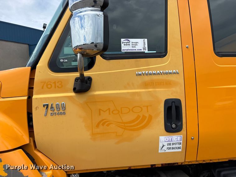 image for item FG0579 2005 International 7400 Crew Cab dump truck