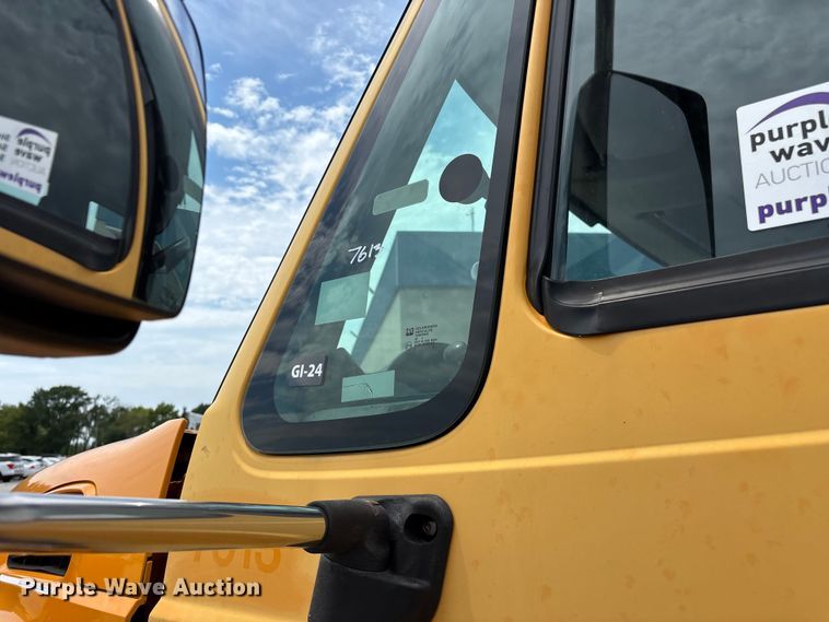 image for item FG0579 2005 International 7400 Crew Cab dump truck