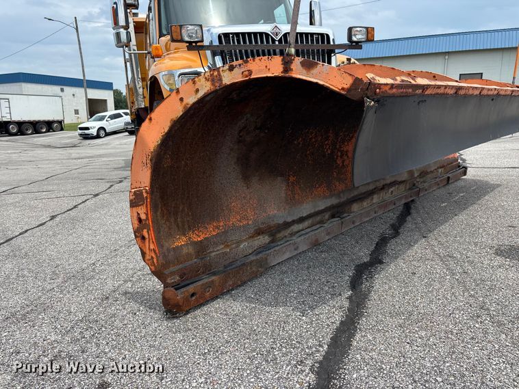 image for item FG0579 2005 International 7400 Crew Cab dump truck