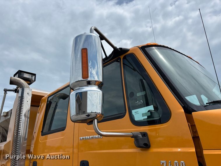 image for item FG0579 2005 International 7400 Crew Cab dump truck