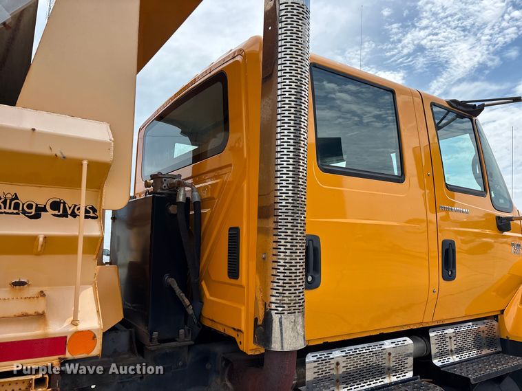 image for item FG0579 2005 International 7400 Crew Cab dump truck