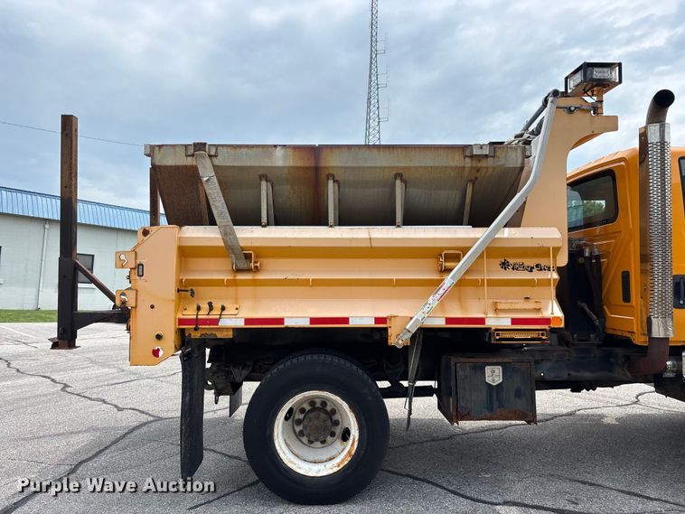 image for item FG0579 2005 International 7400 Crew Cab dump truck