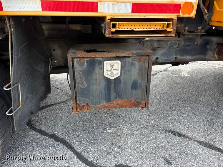 image for item FG0579 2005 International 7400 Crew Cab dump truck