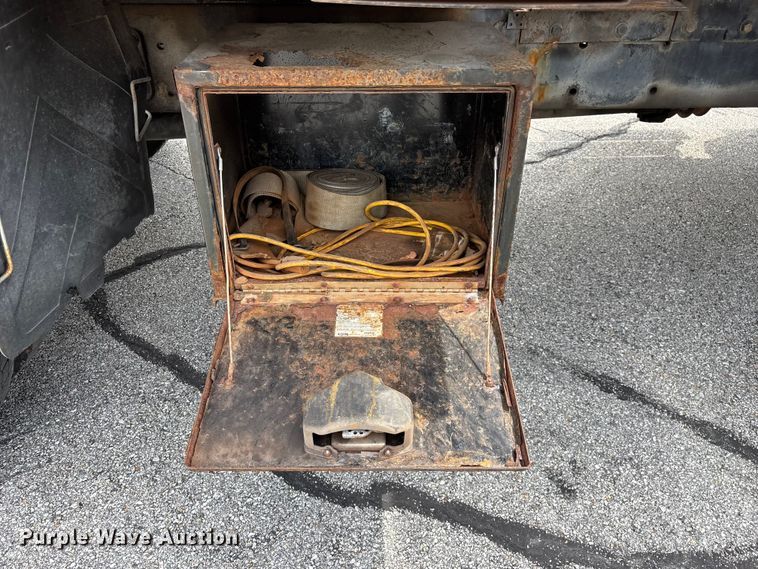 image for item FG0579 2005 International 7400 Crew Cab dump truck