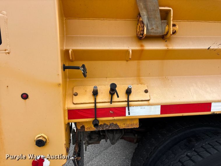 image for item FG0579 2005 International 7400 Crew Cab dump truck