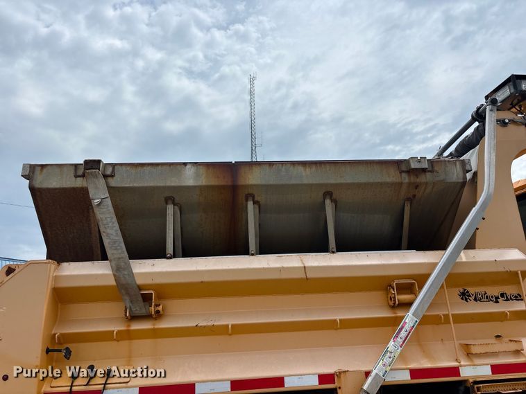 image for item FG0579 2005 International 7400 Crew Cab dump truck