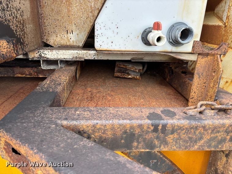 image for item FG0579 2005 International 7400 Crew Cab dump truck