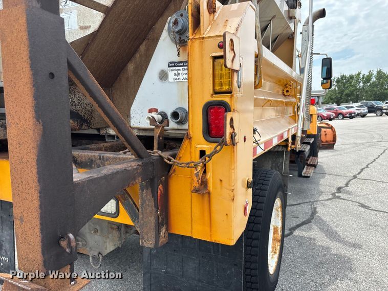 image for item FG0579 2005 International 7400 Crew Cab dump truck