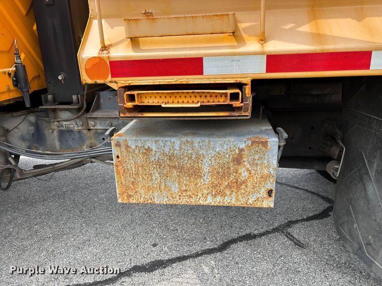 image for item FG0579 2005 International 7400 Crew Cab dump truck