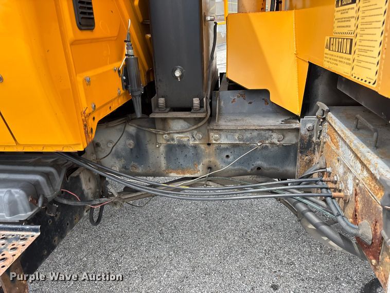 image for item FG0579 2005 International 7400 Crew Cab dump truck