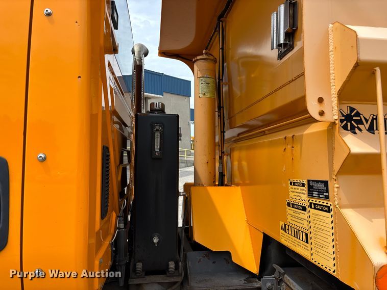 image for item FG0579 2005 International 7400 Crew Cab dump truck