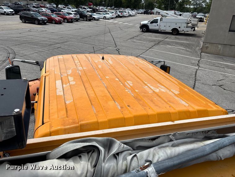 image for item FG0579 2005 International 7400 Crew Cab dump truck