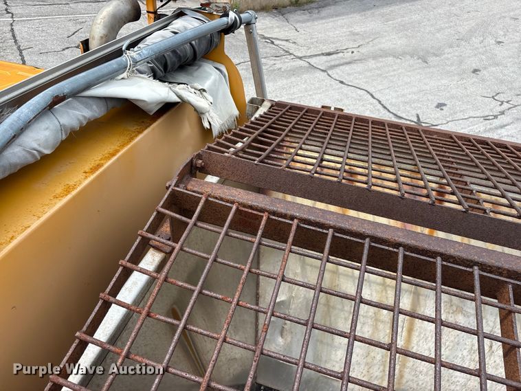 image for item FG0579 2005 International 7400 Crew Cab dump truck