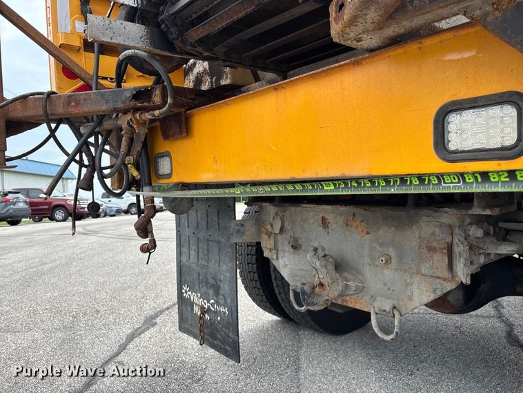 image for item FG0579 2005 International 7400 Crew Cab dump truck