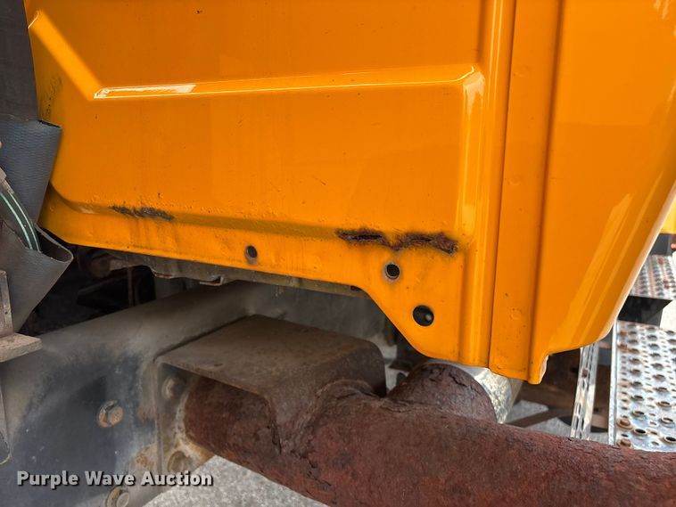 image for item FG0579 2005 International 7400 Crew Cab dump truck