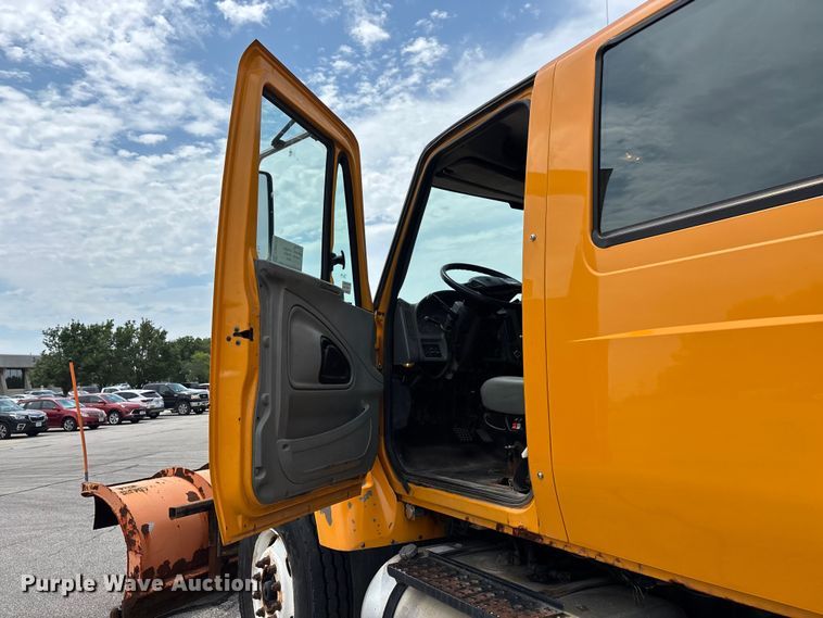 image for item FG0579 2005 International 7400 Crew Cab dump truck
