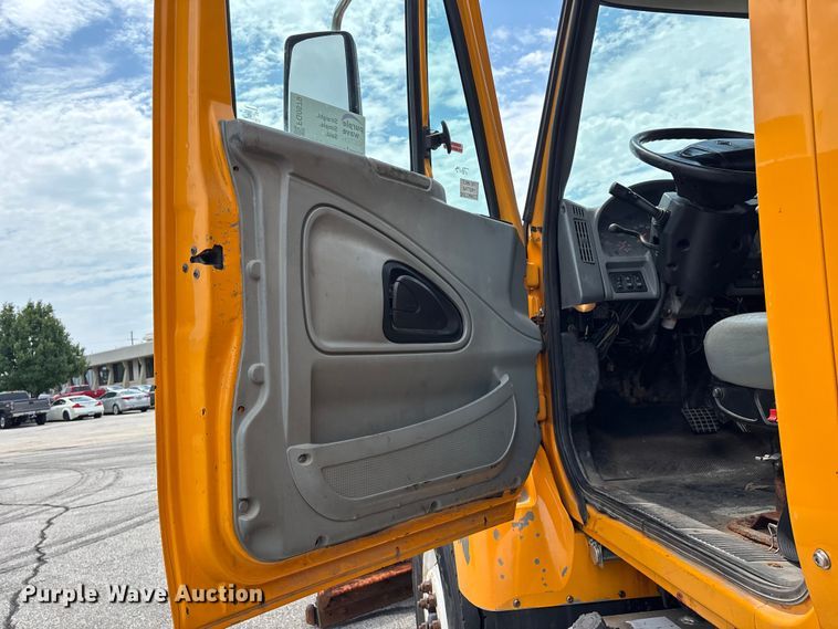 image for item FG0579 2005 International 7400 Crew Cab dump truck