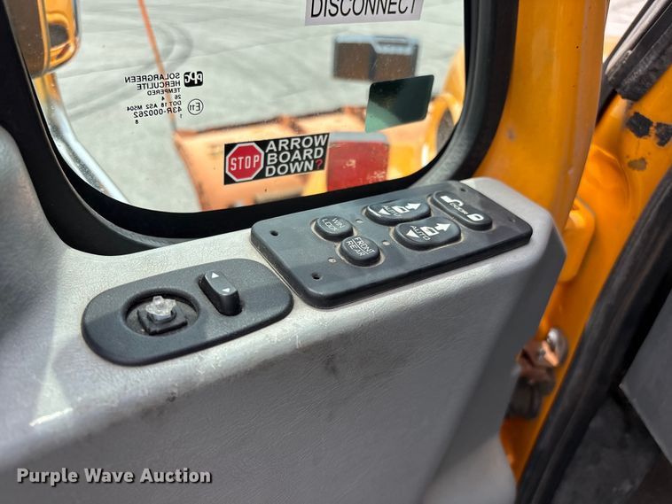 image for item FG0579 2005 International 7400 Crew Cab dump truck