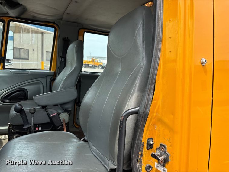 image for item FG0579 2005 International 7400 Crew Cab dump truck