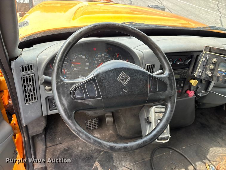 image for item FG0579 2005 International 7400 Crew Cab dump truck