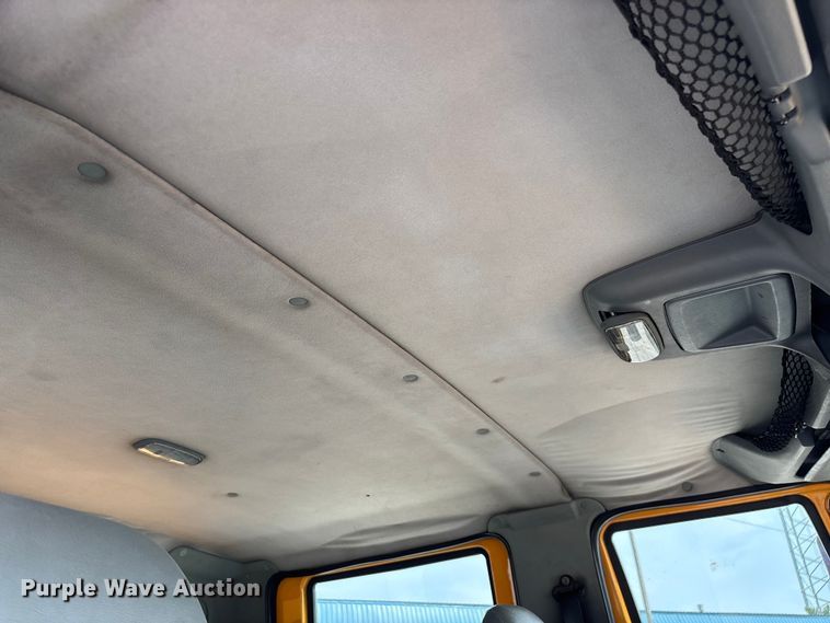 image for item FG0579 2005 International 7400 Crew Cab dump truck