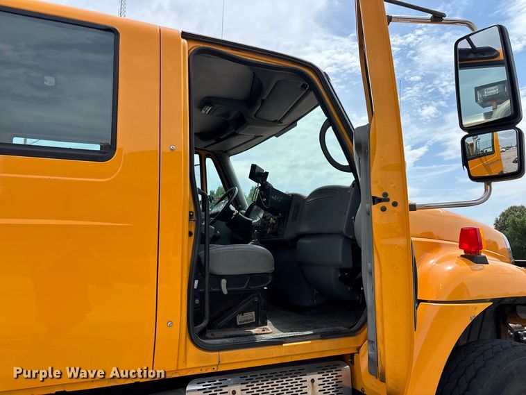 image for item FG0579 2005 International 7400 Crew Cab dump truck