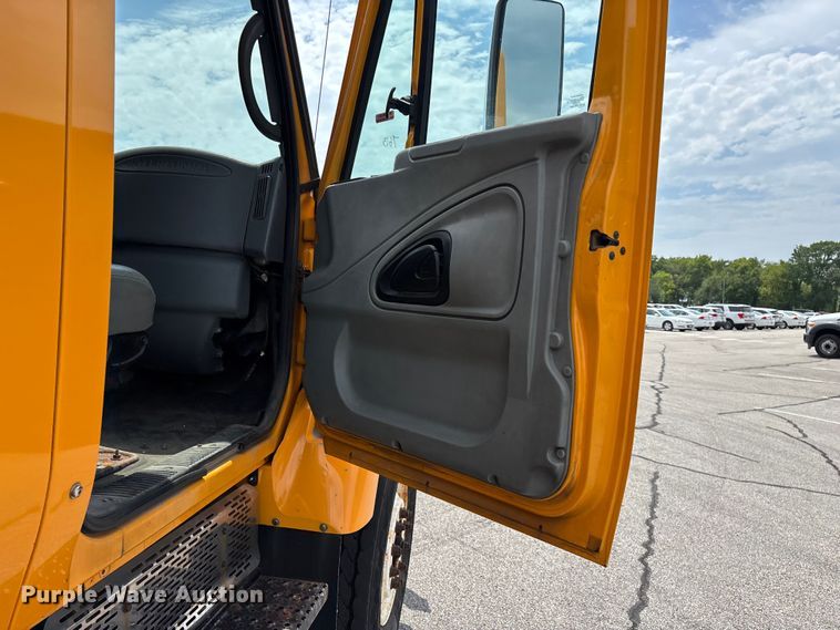 image for item FG0579 2005 International 7400 Crew Cab dump truck
