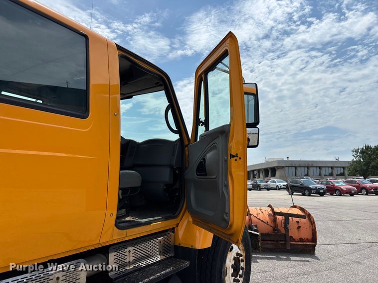 image for item FG0579 2005 International 7400 Crew Cab dump truck