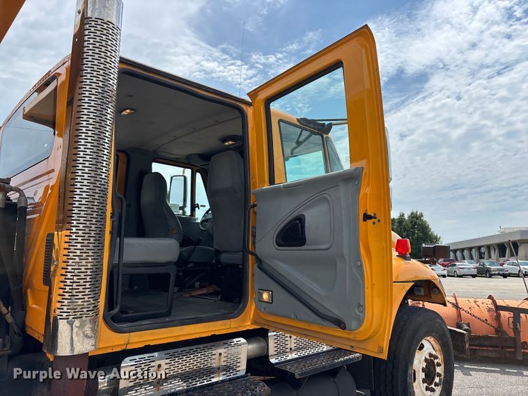 image for item FG0579 2005 International 7400 Crew Cab dump truck