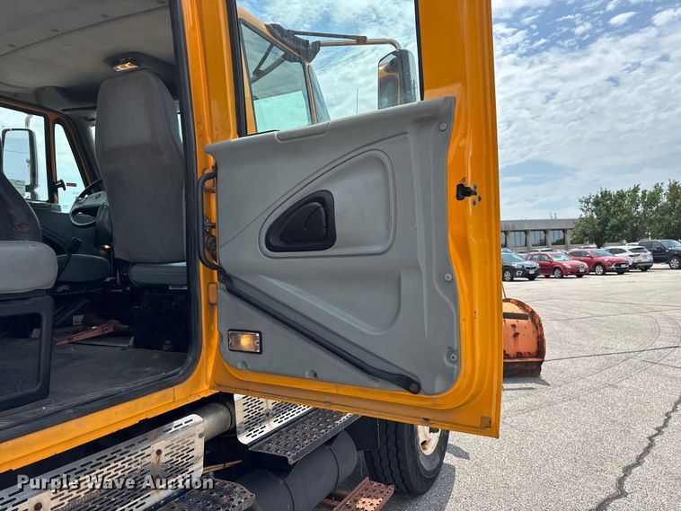 image for item FG0579 2005 International 7400 Crew Cab dump truck