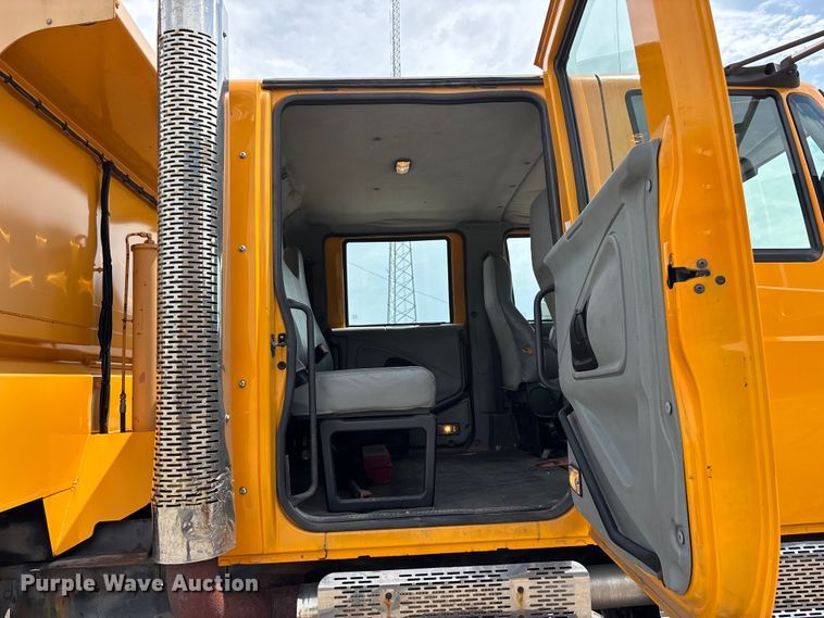 image for item FG0579 2005 International 7400 Crew Cab dump truck