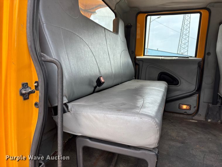 image for item FG0579 2005 International 7400 Crew Cab dump truck