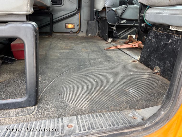 image for item FG0579 2005 International 7400 Crew Cab dump truck