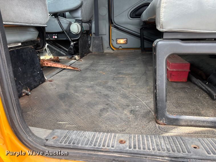 image for item FG0579 2005 International 7400 Crew Cab dump truck