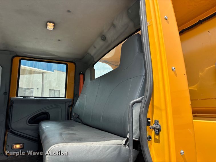 image for item FG0579 2005 International 7400 Crew Cab dump truck