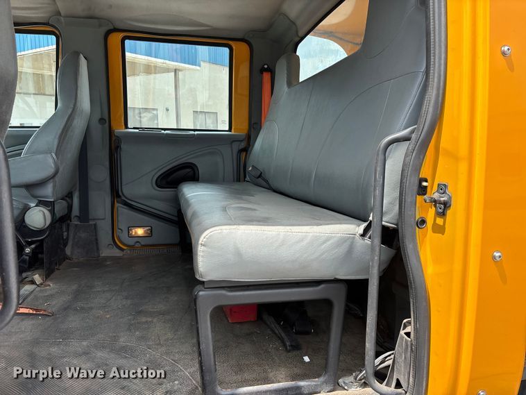 image for item FG0579 2005 International 7400 Crew Cab dump truck