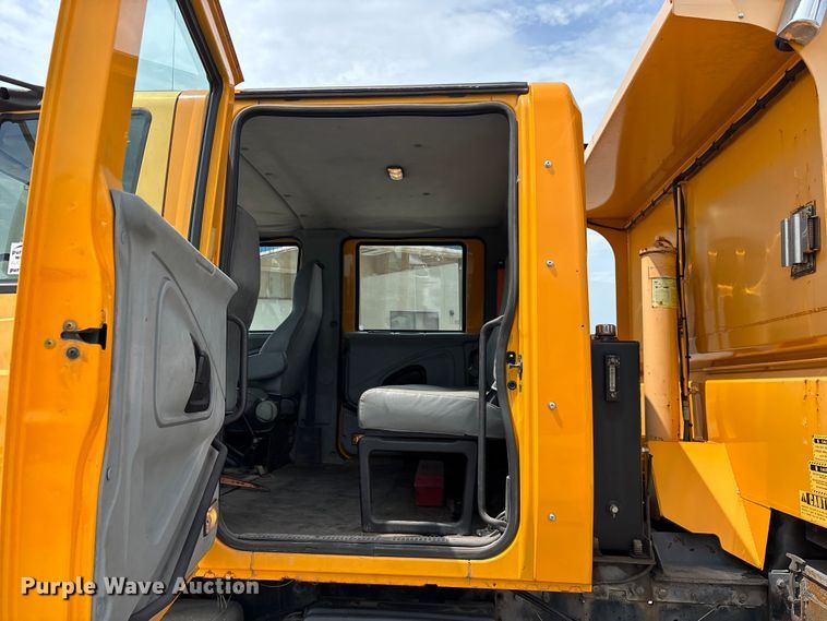 image for item FG0579 2005 International 7400 Crew Cab dump truck