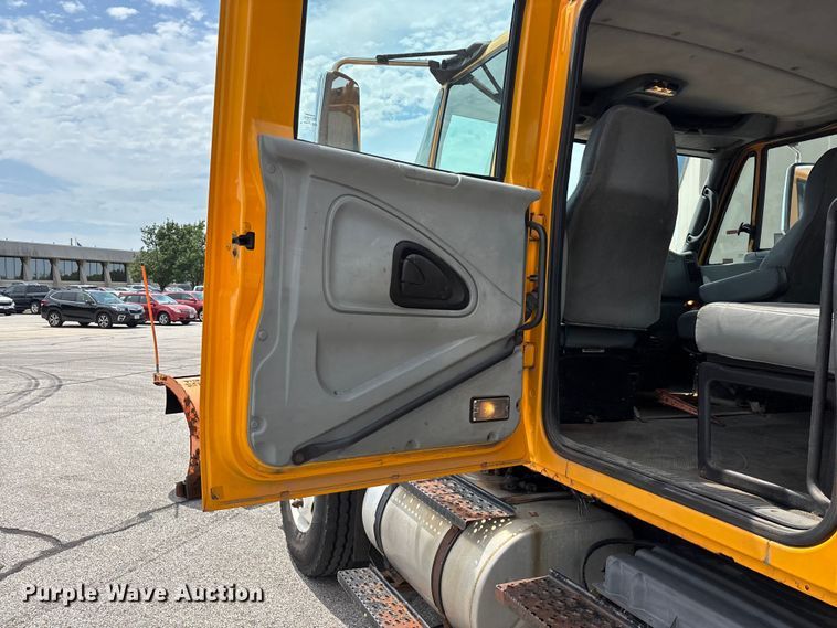 image for item FG0579 2005 International 7400 Crew Cab dump truck
