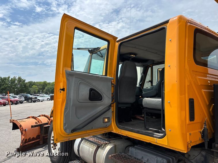image for item FG0579 2005 International 7400 Crew Cab dump truck