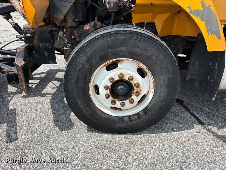 image for item FG0579 2005 International 7400 Crew Cab dump truck