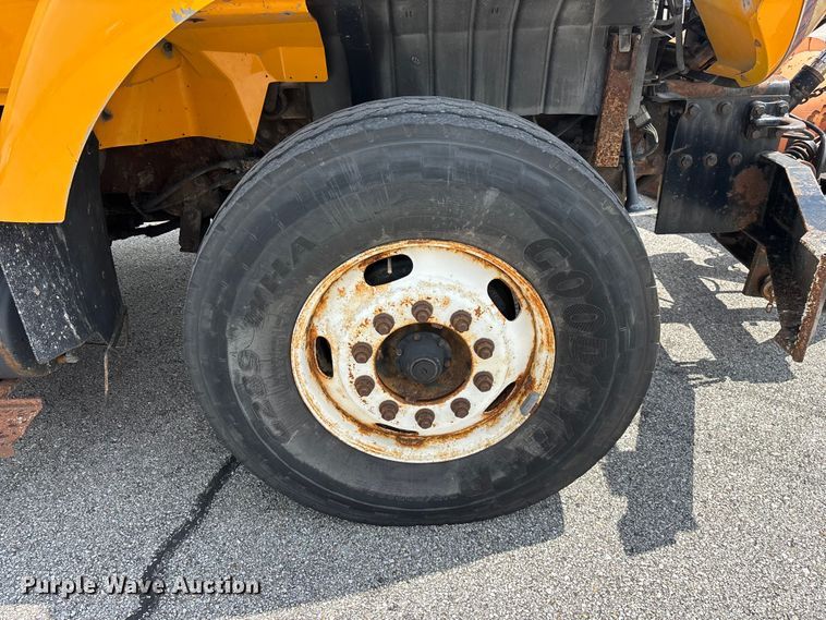image for item FG0579 2005 International 7400 Crew Cab dump truck